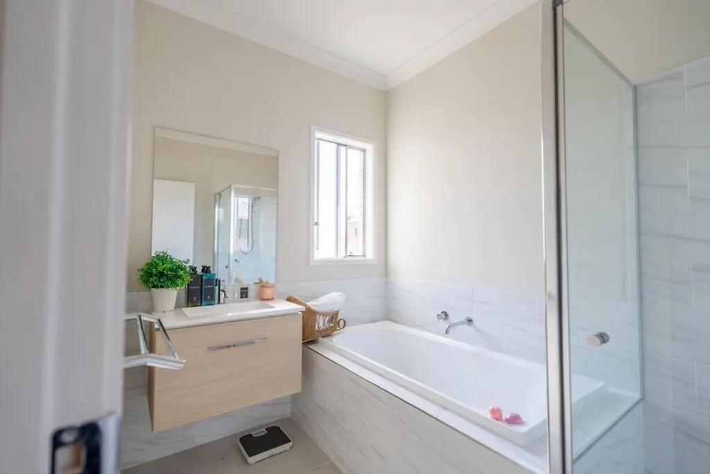 Holiday home Hidden Woodland Paradise - 2024 New Built 4 Bedroom Home Loganlea Australia