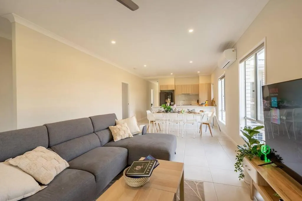 Hidden Woodland Paradise - 2024 New Built 4 Bedroom Home Loganlea Holiday home